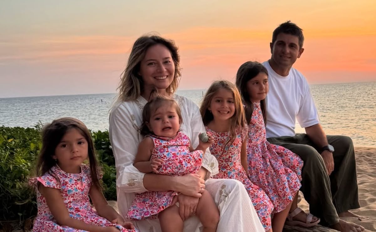 Imagini cu Laura Cosoi însărcinată a cincea oară. Actrița a îmbrăcat o rochie mulată care i-a pus burtica în evidență: „Sunt deja în al doilea trimestru”