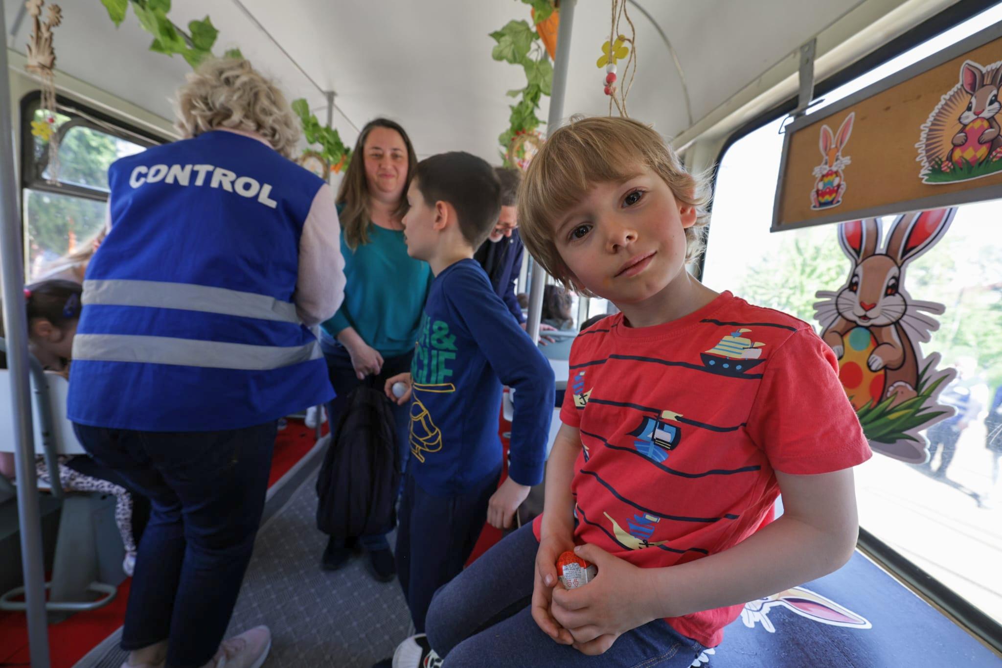 În „Tramvaiul iepurașului”, controlorii STB au împărțit ouă de ciocolată în loc de amenzi: „Mi-a plăcut că ne-au dat dulciuri și erau iepuri lipiți peste tot”