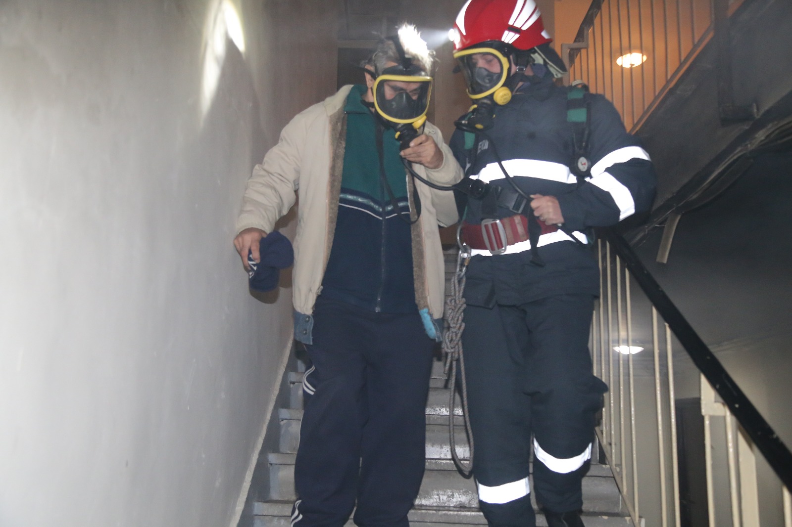 Zeci de oameni, evacuați în urma unui incendiu în București, pe bulevardul Râmnicu Sărat