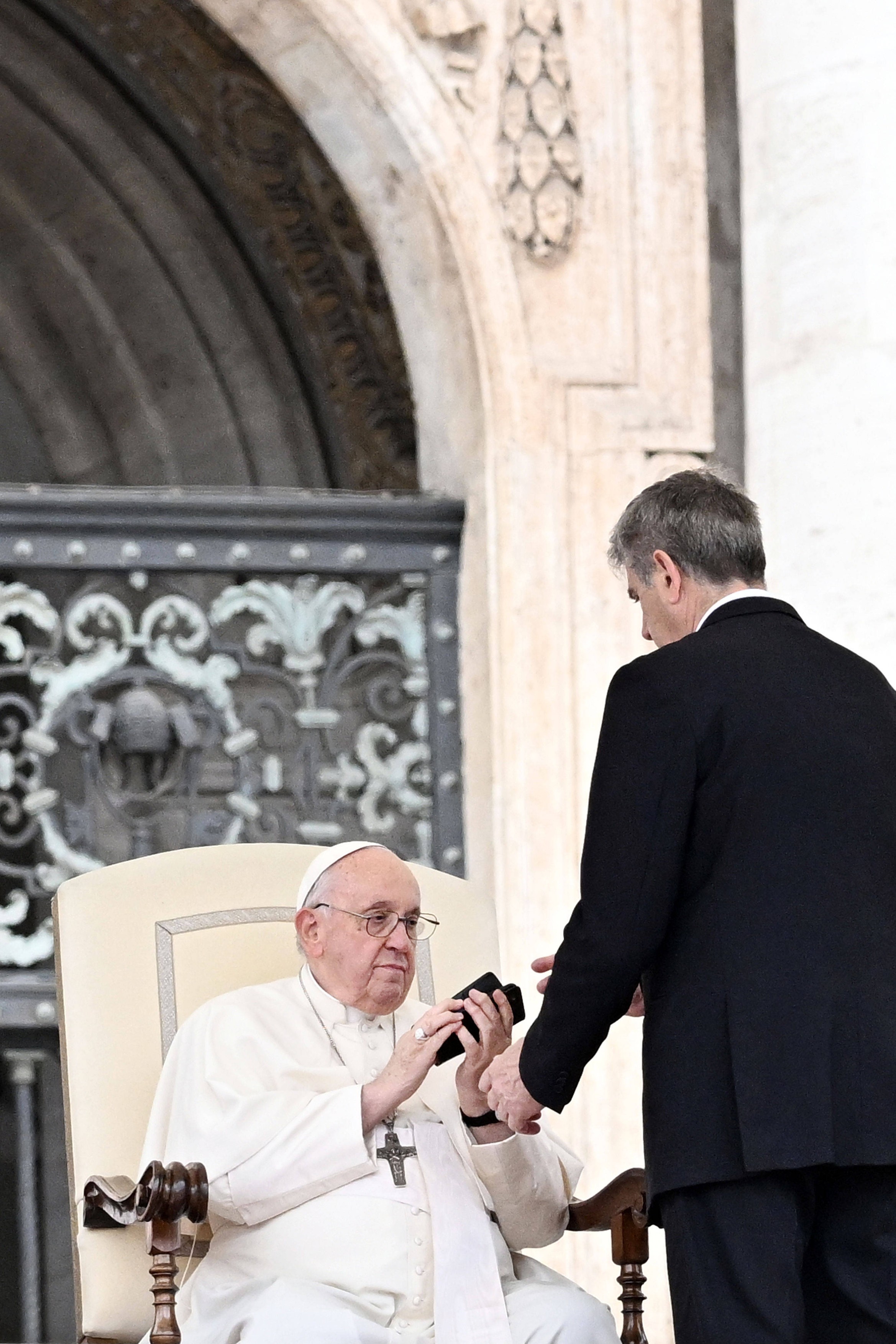 Papa Francisc a întrerupt audienţa din Piaţa Sfântul Petru pentru a răspunde la telefon