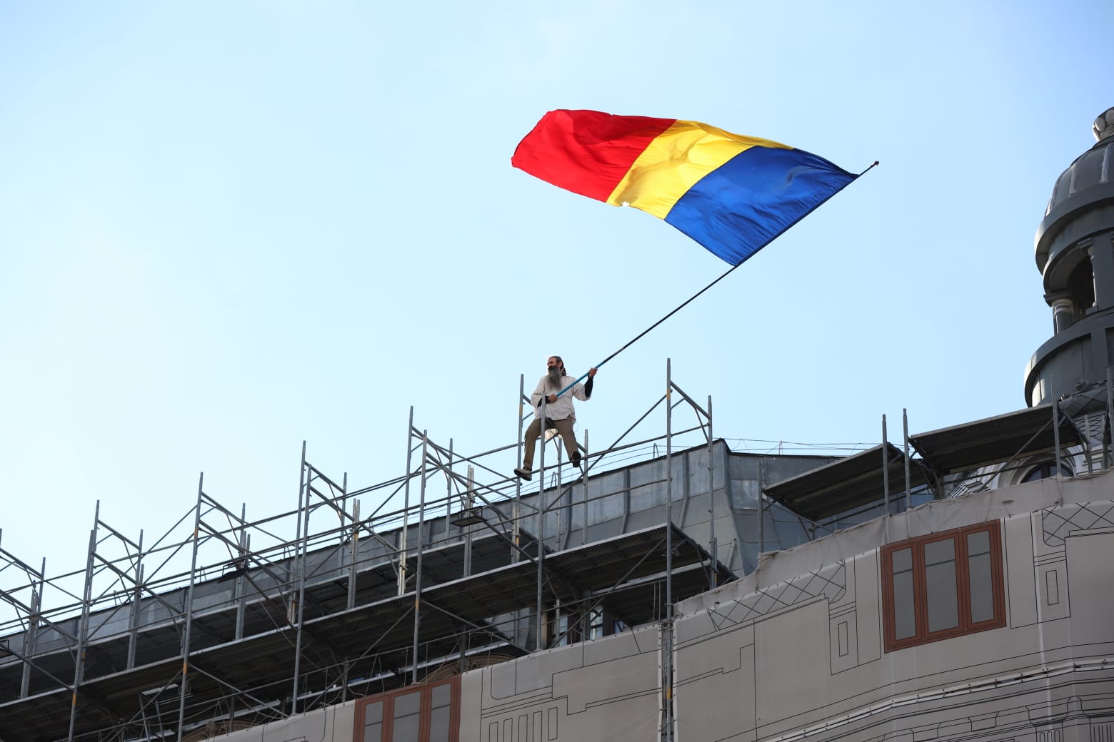 „Stegarul dac” s-a urcat pe clădirea Universității București, care se reabilitează. Au venit polițiștii și pompierii, iar circulația a fost afectată