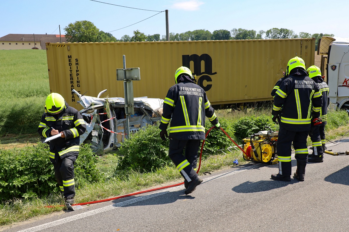 Imagini de groază cu duba în care a murit un curier român, lovit de un TIR pe o șosea din Austria