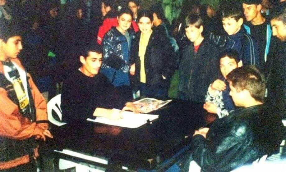 VIDEO/”Caricaturistul vedetelor” desenează contra-cost la petreceri. Face 50 de euro în trei minute!