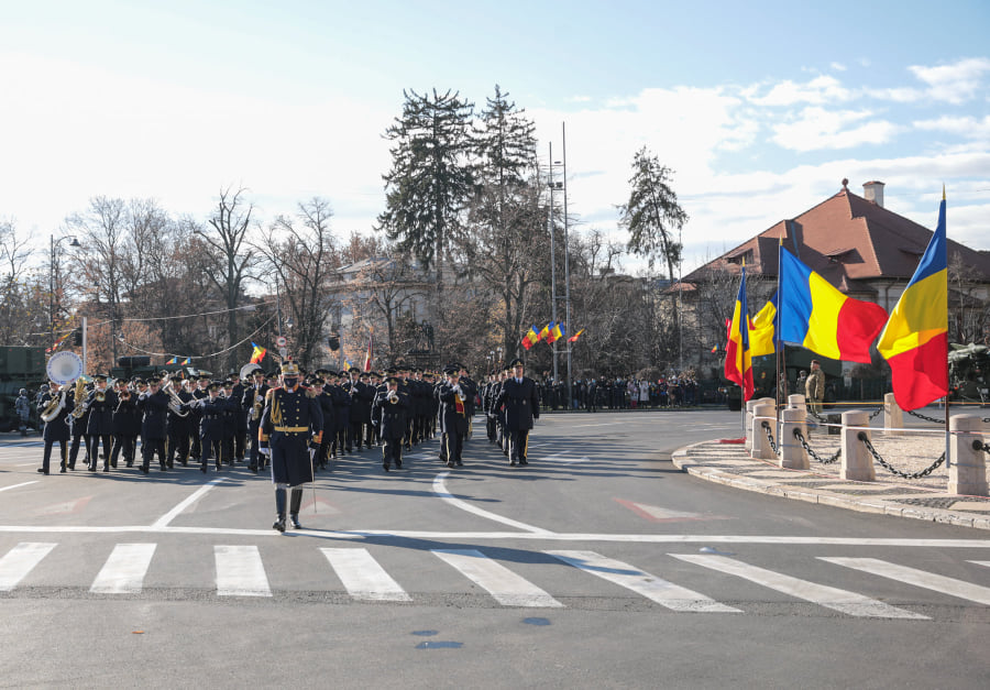 Parada de 1 decembrie: După un an de pauză, militarii au defilat din nou în fața oamenilor