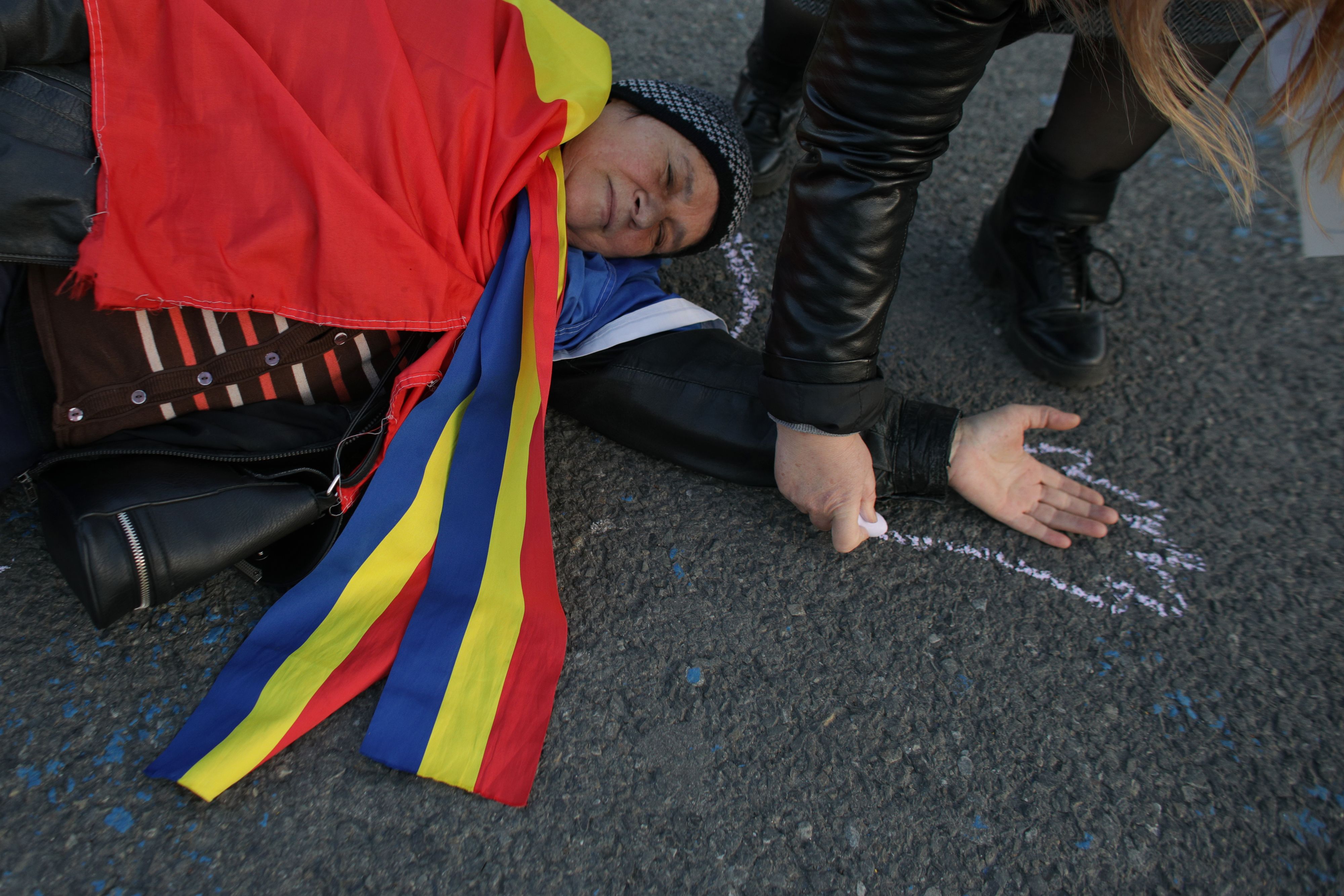 Protest inedit în Piața Victoriei. Oamenii au desenat pe jos siluetele victimelor din cercetările criminalistice. „Nu vrem să fim o nație de hoți”