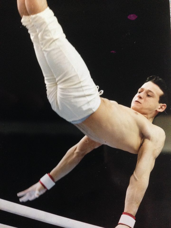GIMNASTICĂ / Rareş Orzaţă, românul de la Cirque du Soleil, joacă rolul Reginei Angliei / GALERIE FOTO