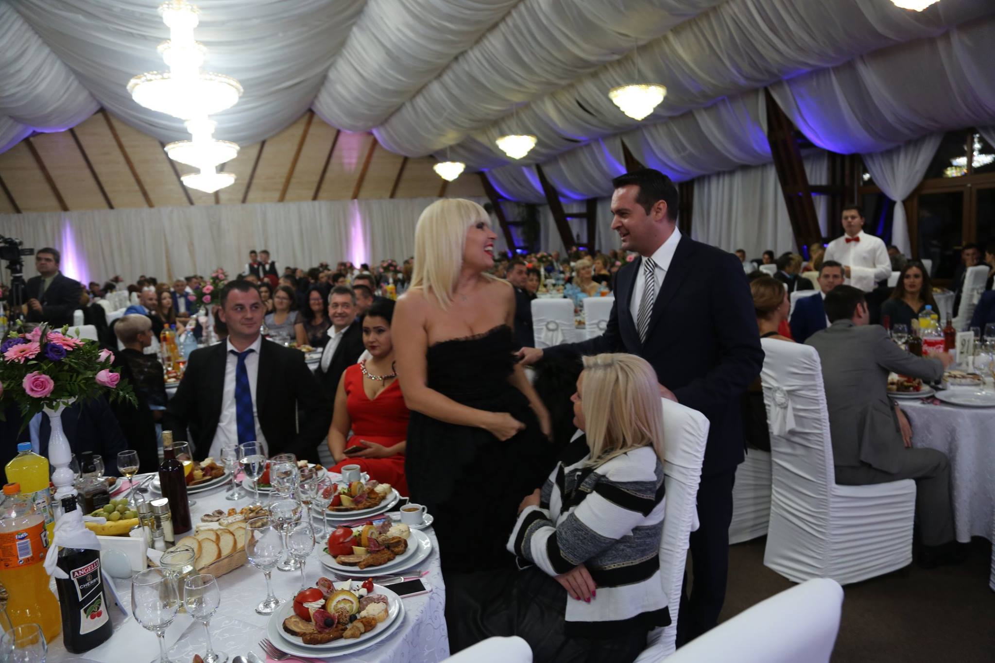 Traian Băsescu și Elena Udrea, la nunta anului din Maramureș. Cum s-au distrat și cum au arătat la cel mai tare eveniment | VIDEO & FOTO