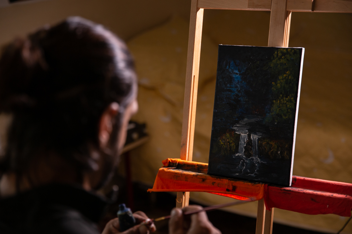 Un pictor fără școală, abandonat la naștere într-un centru de boli psihice din Argeș, are un talent unic în reproducerea tablourilor celebre