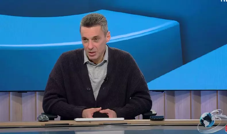 Ce a primit Mircea Badea acasă după ce a comandat trei iaurturi pe o aplicație mobilă: „Ce ați făcut, bă?”