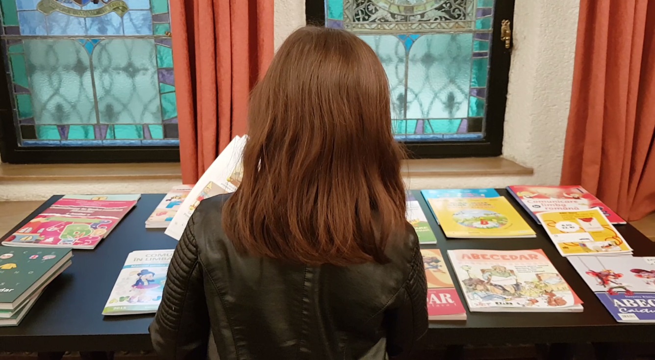 VIDEO / EXPERIMENT LIBERTATEA. Am dus un copil de 8 ani la o expoziție de abecedare din România, Franța și Suedia. Ce manual a ales?