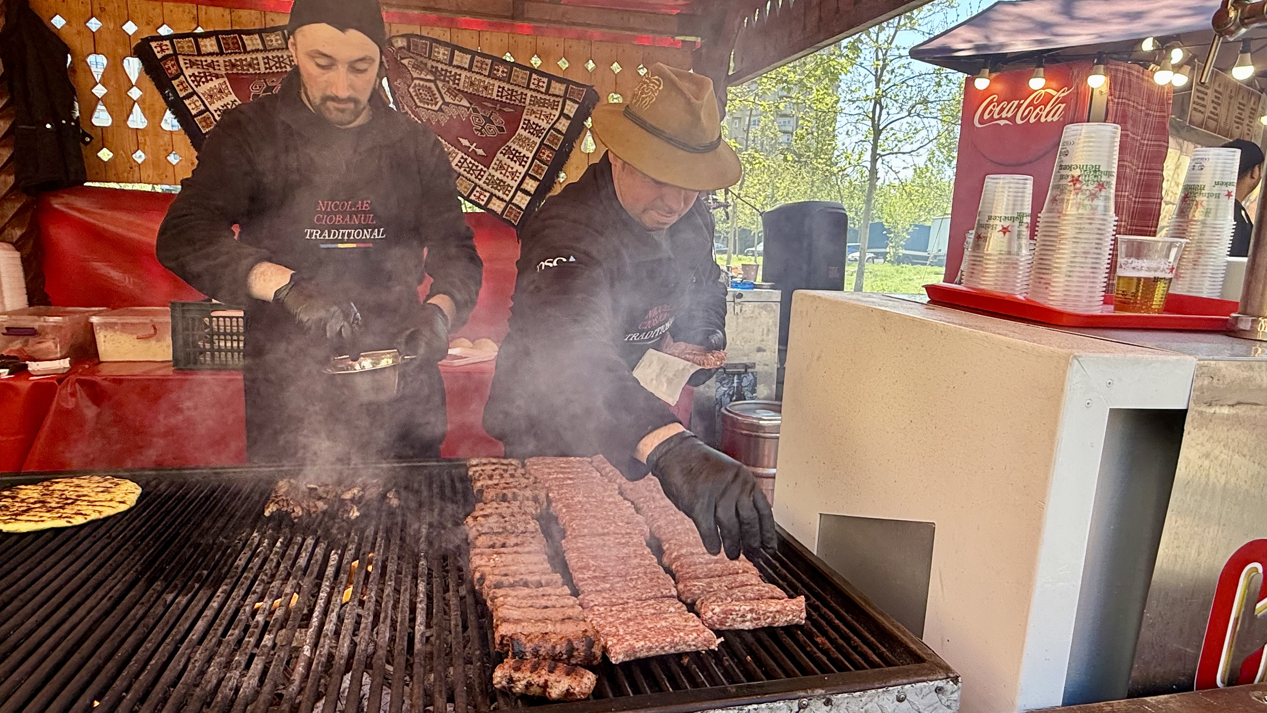 Cozi la mici de 1 Mai. Cum s-a transformat rondul din Piața Alba Iulia într-un uriaș grătar în aer liber