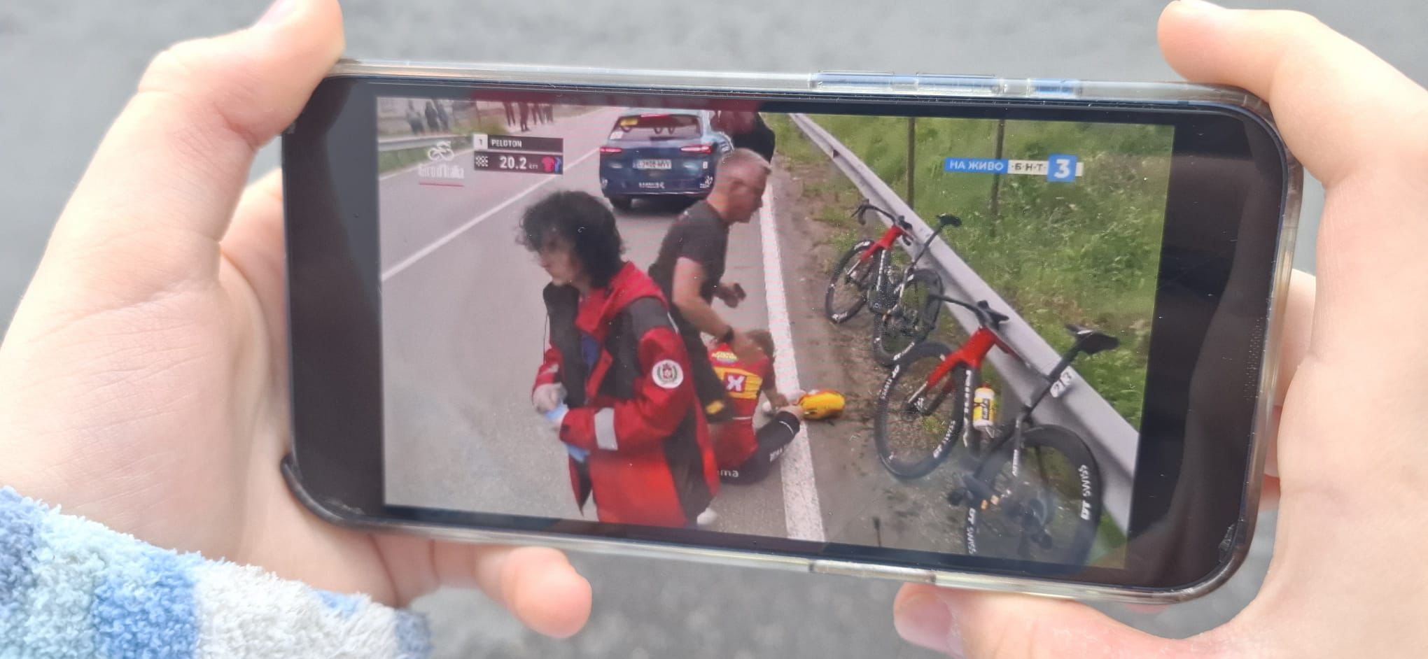 Sute de români au venit să-l vadă pe Jonas Vingegaard la Veliko Tarnovo. Cine a câștigat etapa a doua din Bulgaria, după căzătura masivă din final