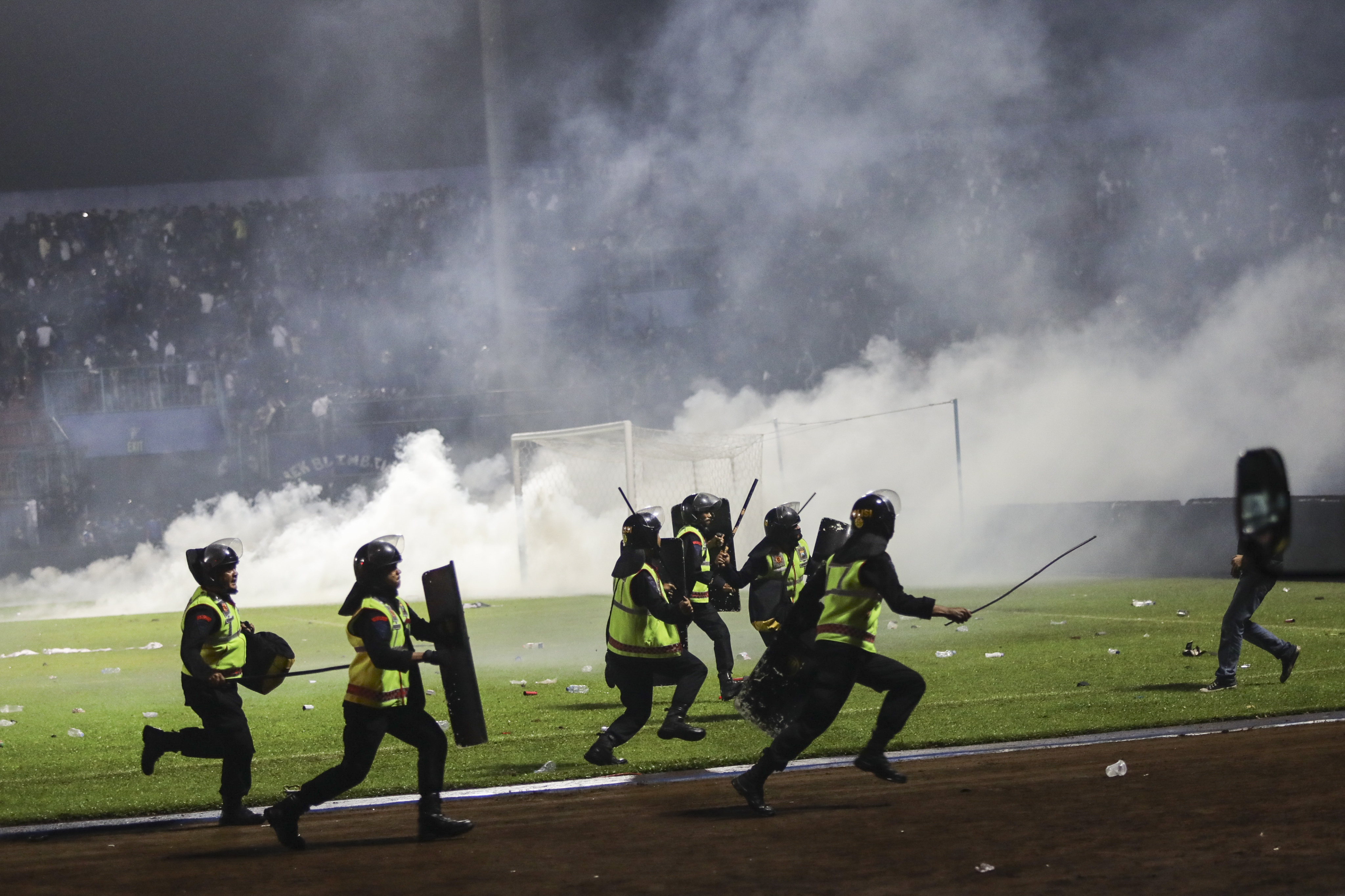 Violențe urmate de o busculadă pe un stadion de fotbal, în Indonezia. Cel puțin 125 de persoane au murit