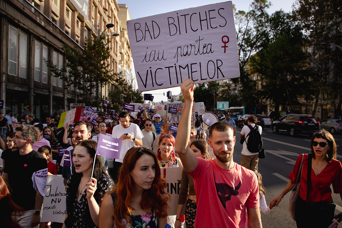 REPORTAJ. De ce au ieșit sute de femei să-și ceară drepturile în stradă: „La mine în sat, violența domestică e regula zilei. Iar poliția nu te ia în serios”