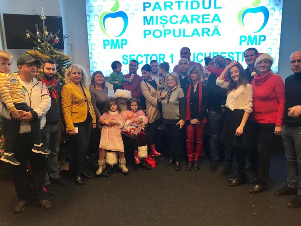 FOTO / Elena Băsescu, alături de copii la petrecerea de Crăciun a Partidului Mișcarea Populară