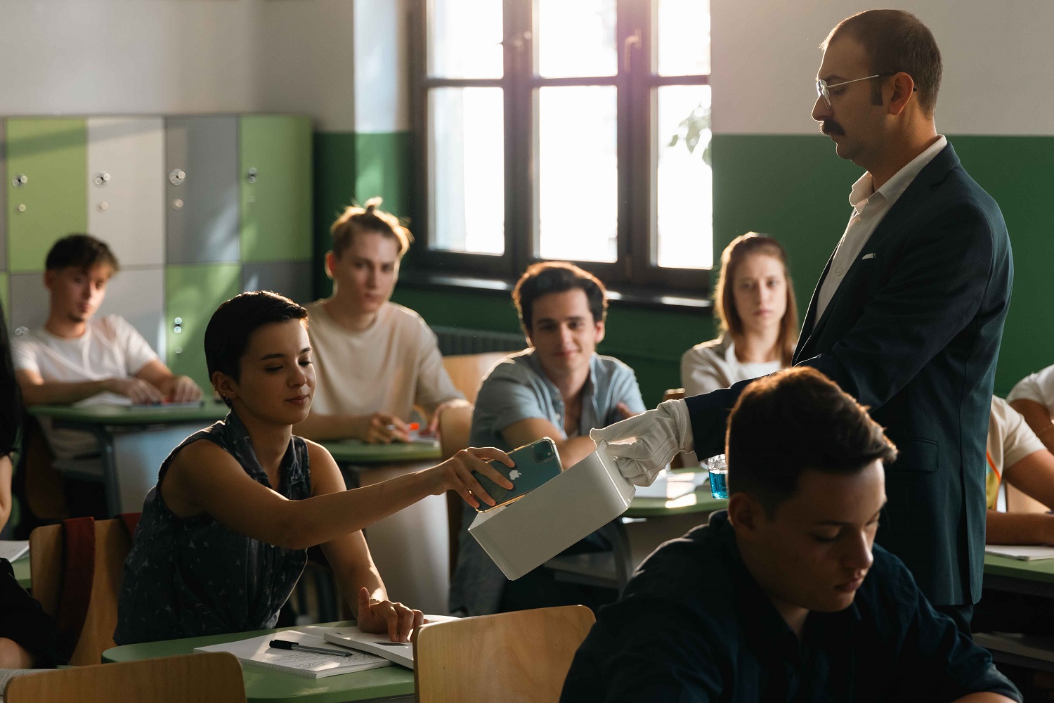 „Hoții de subiecte”, filmul din care fac parte tinerii actori Karina Jianu, Ștefan Iancu, alături de cei experimentați: Adrian Văncică și Șerban Pavlu