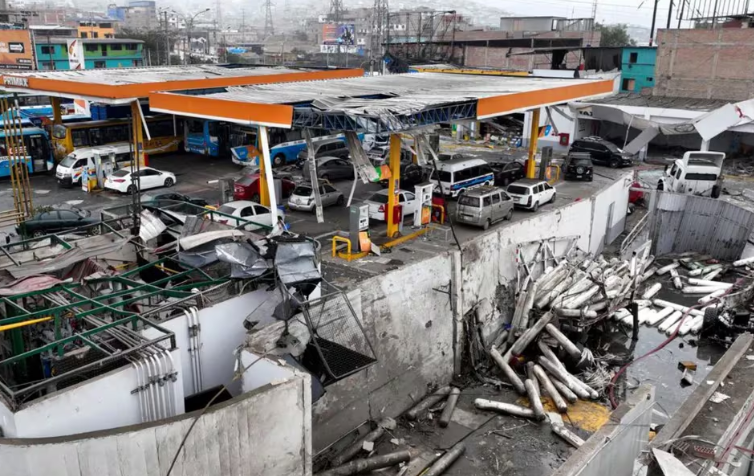 Tragedia de la Crevedia, repetată în Peru. Bilanțul exploziei de la o benzinărie din Lima: 1 mort, 54 de răniți și 254 de oameni evacuați