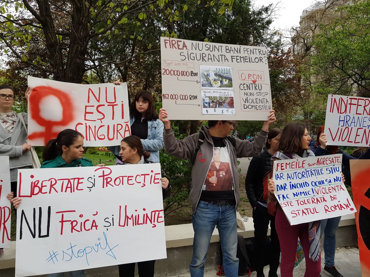FOTO/ Protest în fața Primăriei Capitalei din cauza închiderii singurului centru pentru victimele violenței domestice