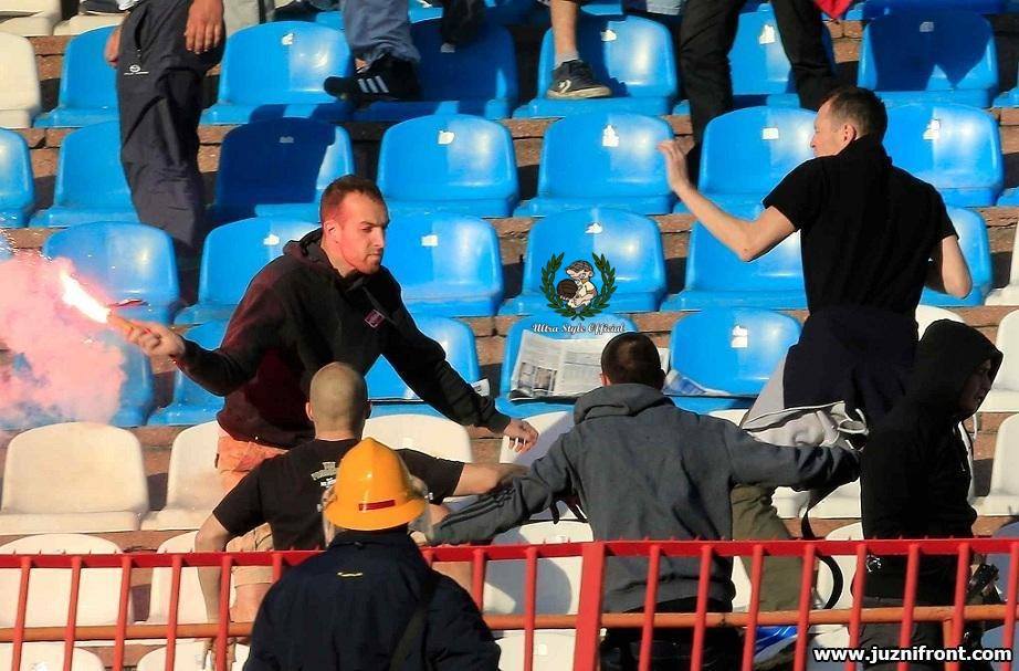 Derby împroșcat cu sânge la Belgrad! Fanii s-au bătut crunt pe ”Maracana” / GALERIE FOTO & VIDEO
