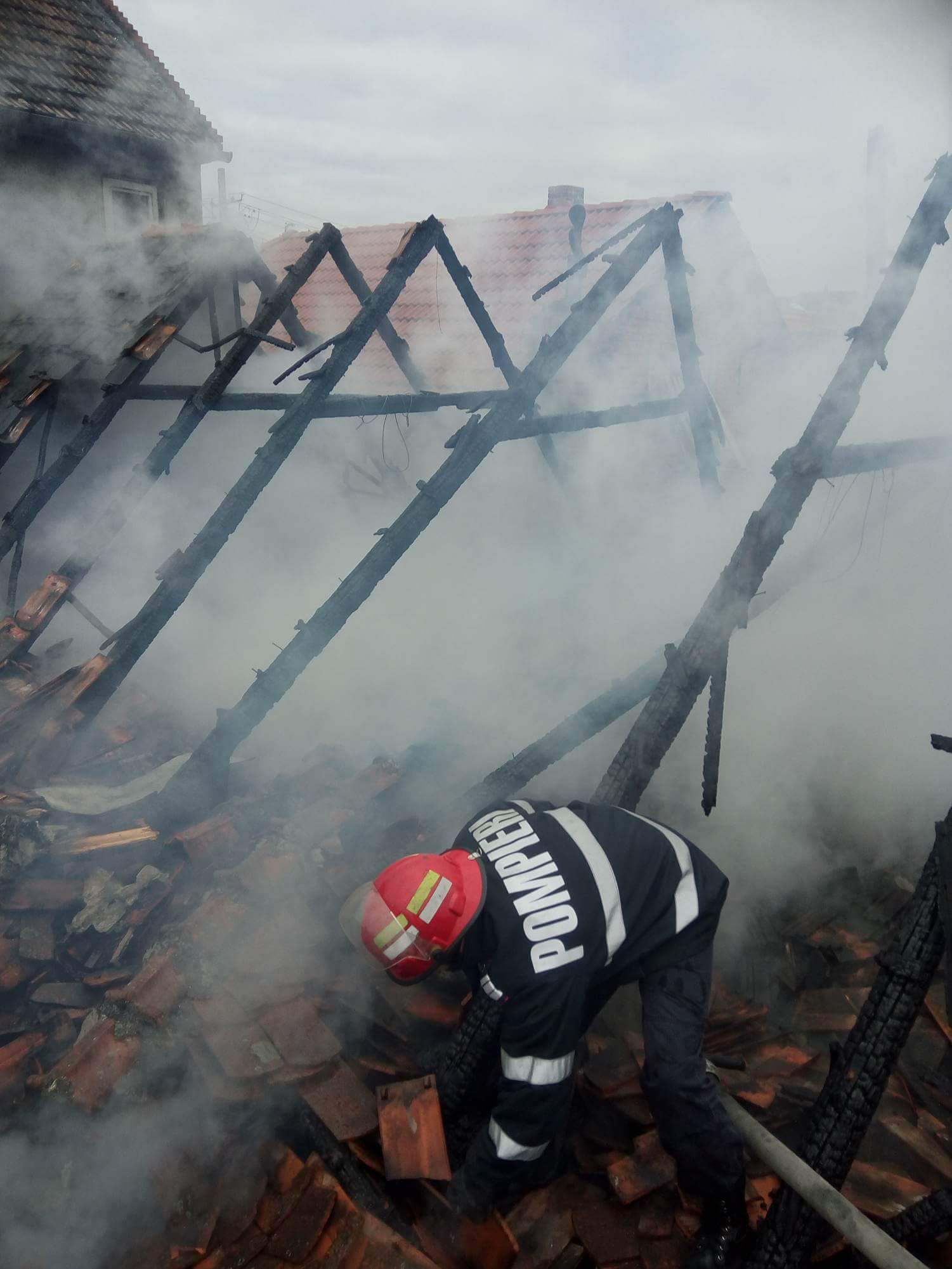 Incendiu violent la Caransebeș! Un scurt-circuit a produs panică FOTO&VIDEO