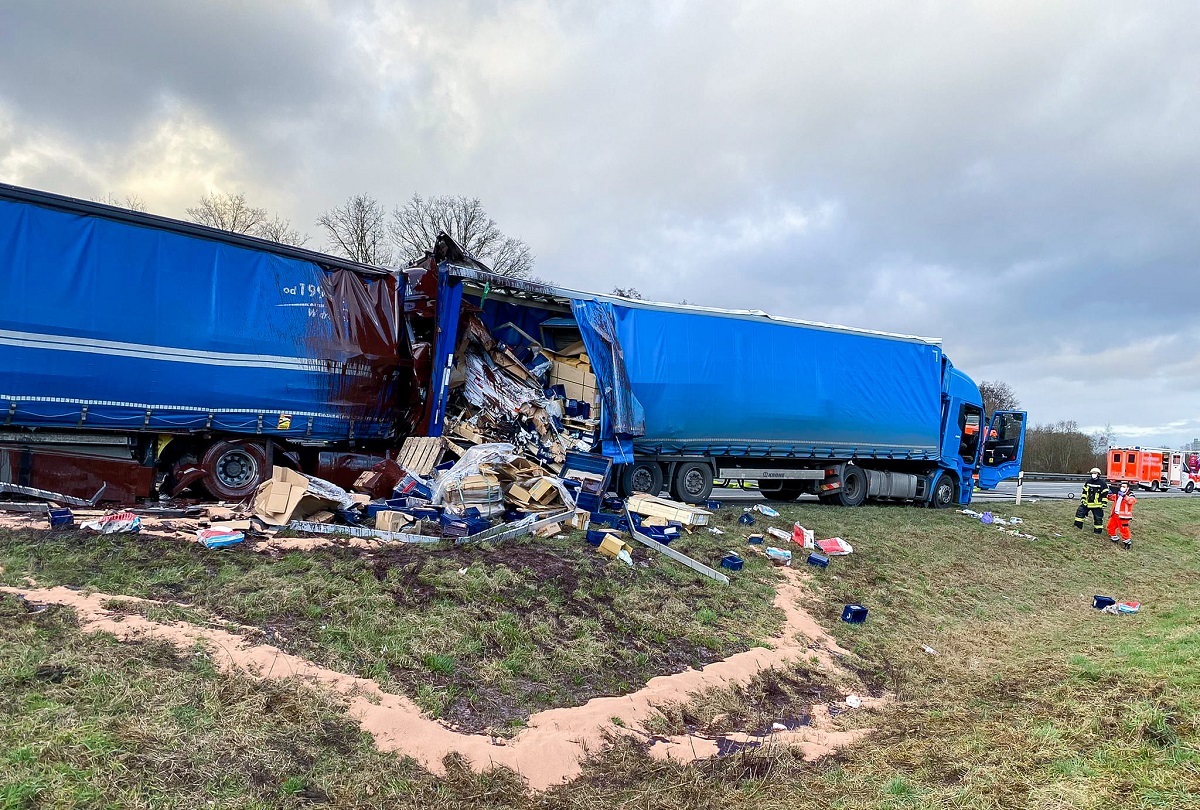 Vopseaua din camionul unui român a acoperit cabina TIR-ului care l-a lovit violent din spate, pe o autostradă din Germania