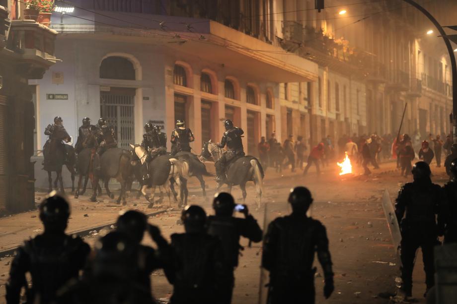 Proteste violente în Ecuador. Președintele a declarat stare de urgență