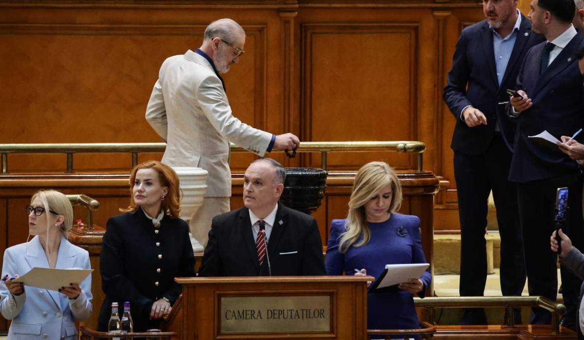 Ce nu s-a văzut la televizor în timpul votului moțiunii de cenzură împotriva Guvernului Bolojan. Negocieri în șoaptă, telefoane pe fugă și calcule la limită