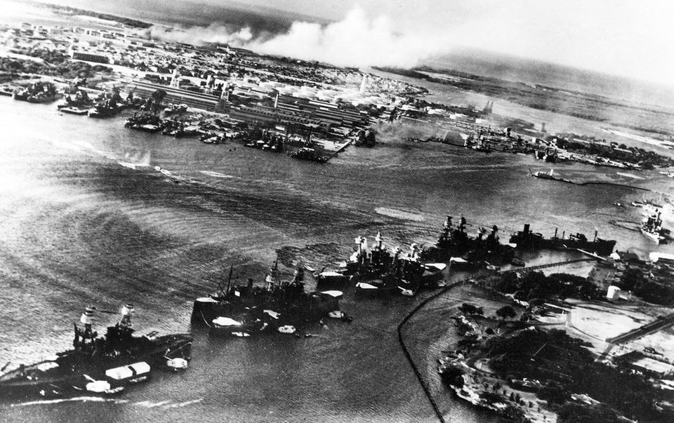 FOTO | 77 de ani de la atacul japonez de la Pearl Harbor. Fotografii incredibile din timpul masacrului
