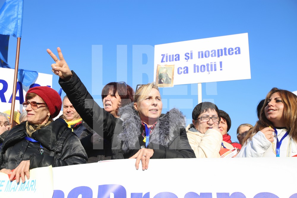 Protest la Parlament, împotriva măsurilor luate de Executiv / FOTO&VIDEO