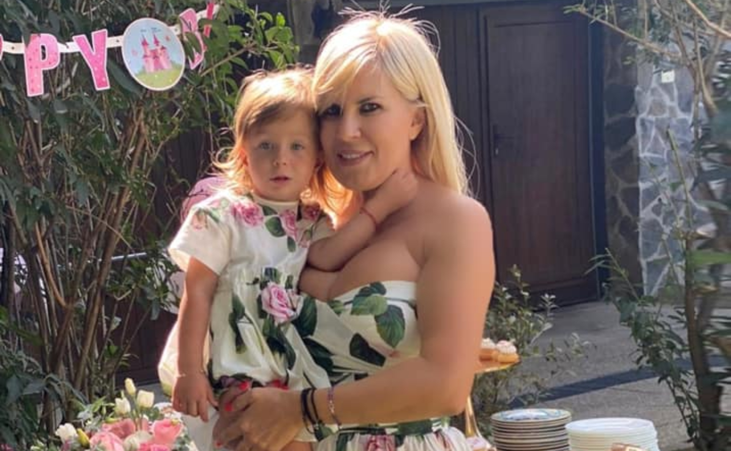 Imagini cu Elena Udrea și fiica ei în vacanță. Ce destinație din Italia au ales: „Dorința mea cea mai mare a fost ascultată și împlinită de Dumnezeu”