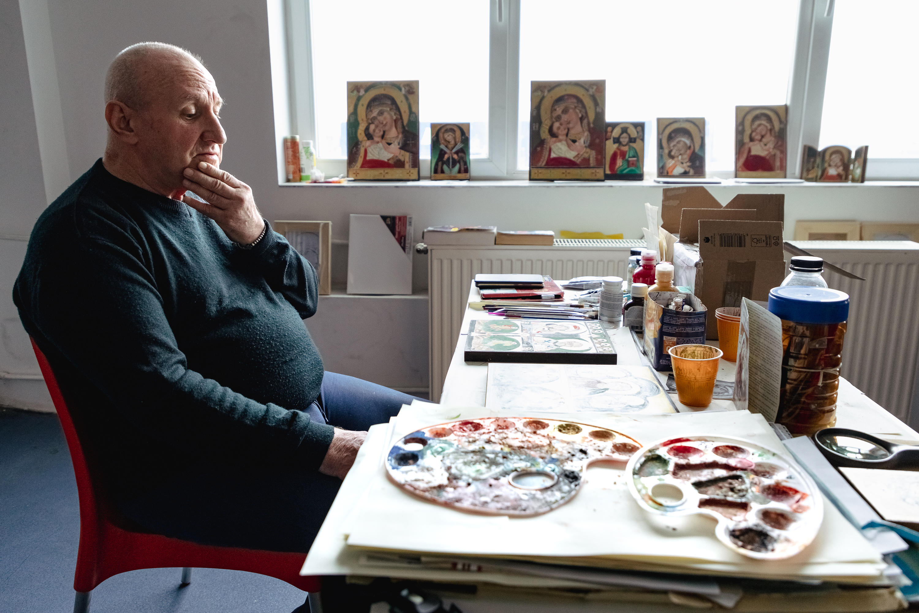 REPORTAJ. Cum e iarna în cel mai mare centru destinat oamenilor străzii din București pentru un pictor de icoane, un cinefil, un gropar și un inginer: „În momentul în care dai de dracul, și umbra te părăsește”