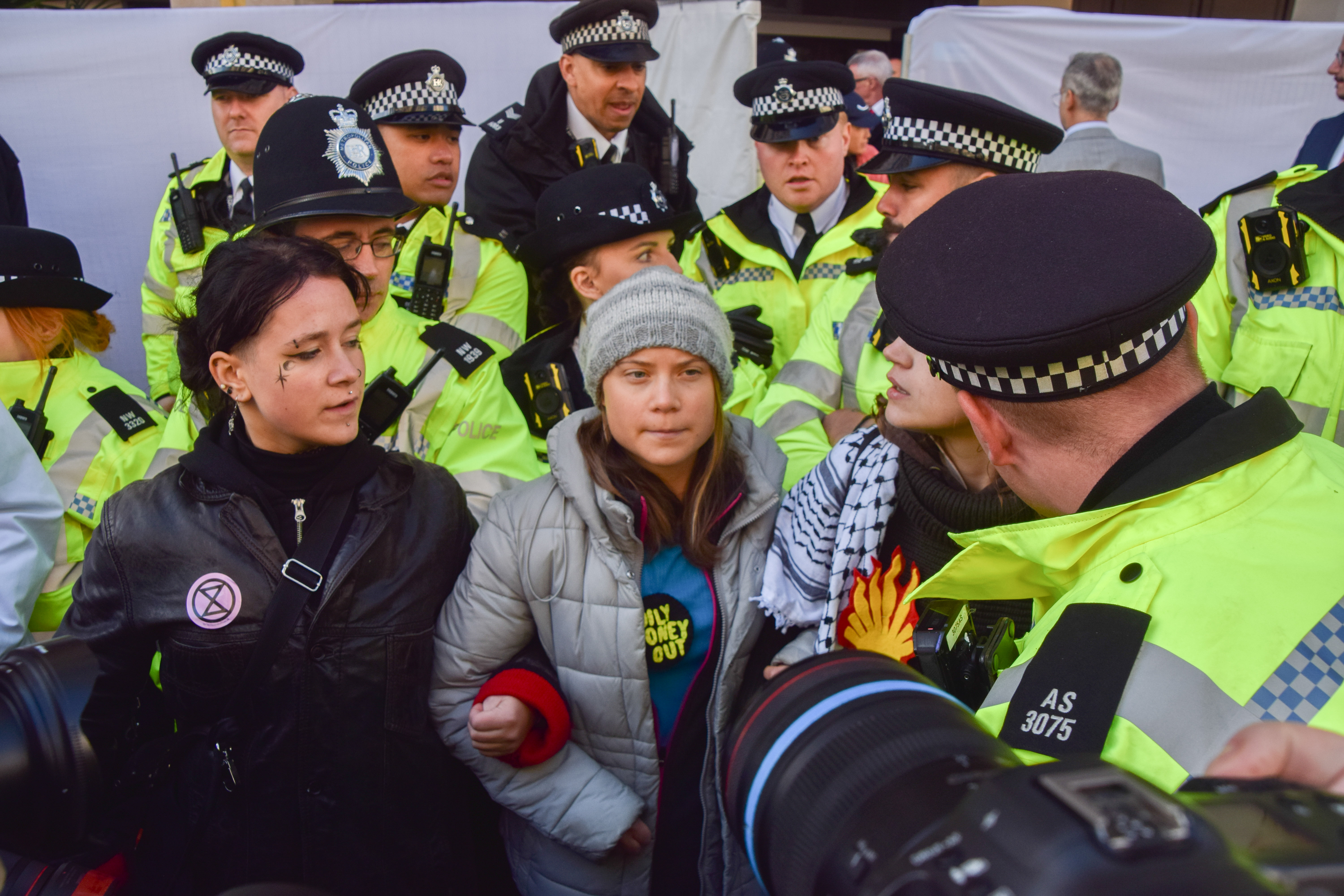 Activista Greta Thunberg, reținută și luată cu duba de poliție în timpul unui protest la Londra