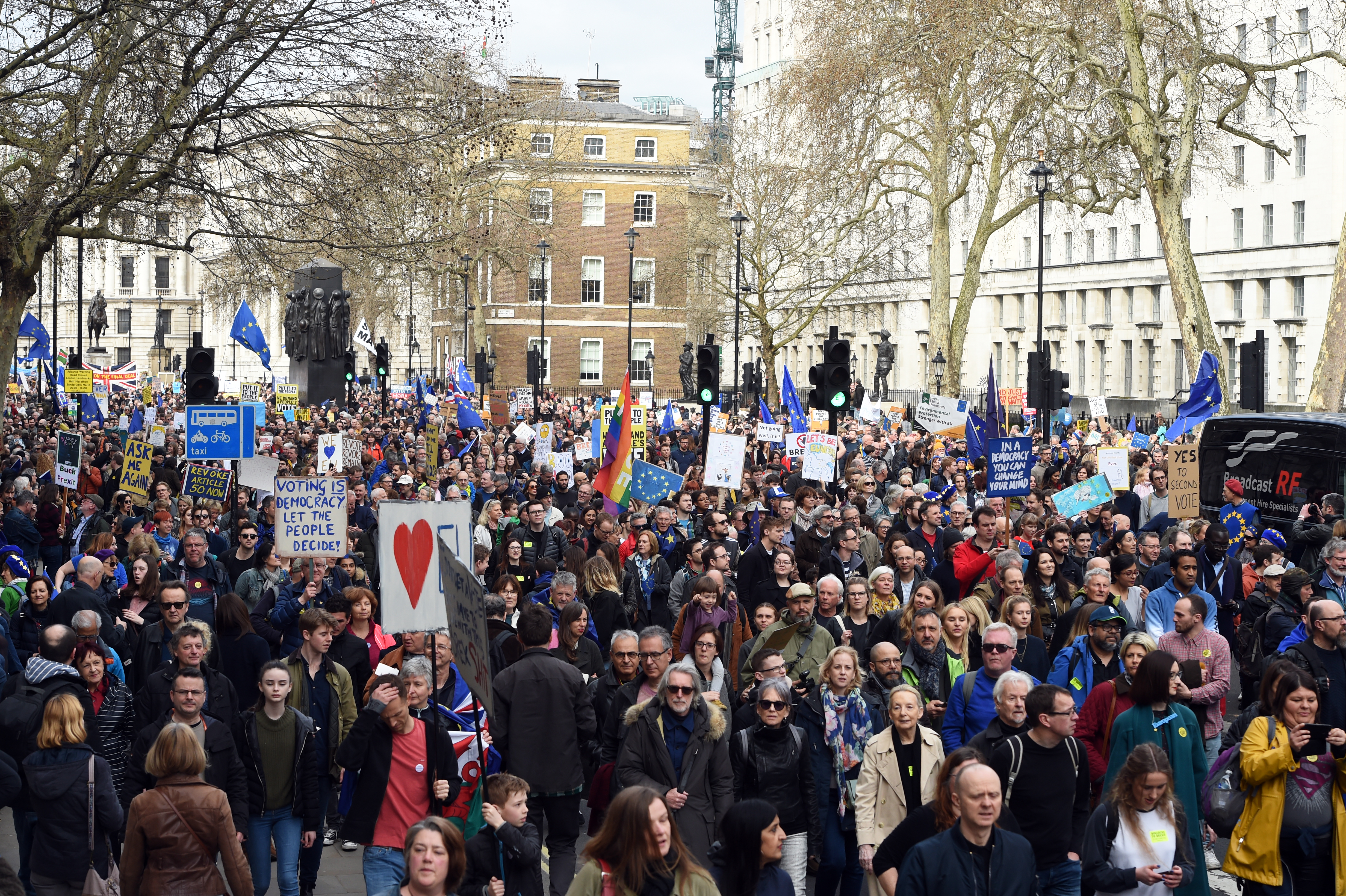 Sute de mii de oameni au protestat la Londra pentru organizarea unui nou referendum pe tema Brexitului (FOTO & VIDEO)