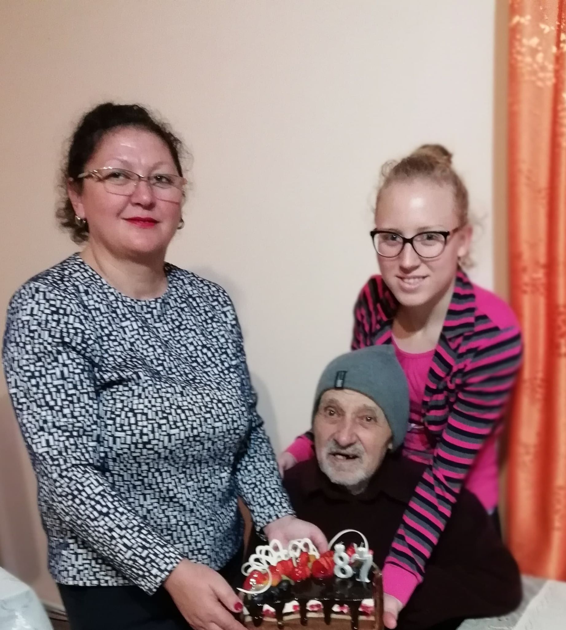 FOTO/ Și-a transformat propria suferință în dragoste pentru oamenii cu deficiențe de auz. Ionica Tarău luptă ca aceștia să nu ajungă să aștepte pensia de handicap de 375 de lei