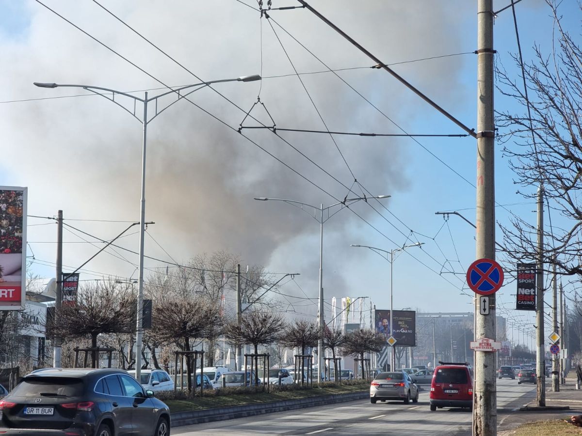 Incendiu puternic la un depozit de pe Bulevardul Iuliu Maniu din București. A fost emis un mesaj RO-Alert