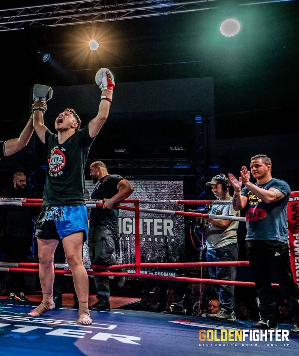 Gabriel Cobzaru, campion național la kickbox. Face pizza ca un italian și luptă ca Jackie Chan