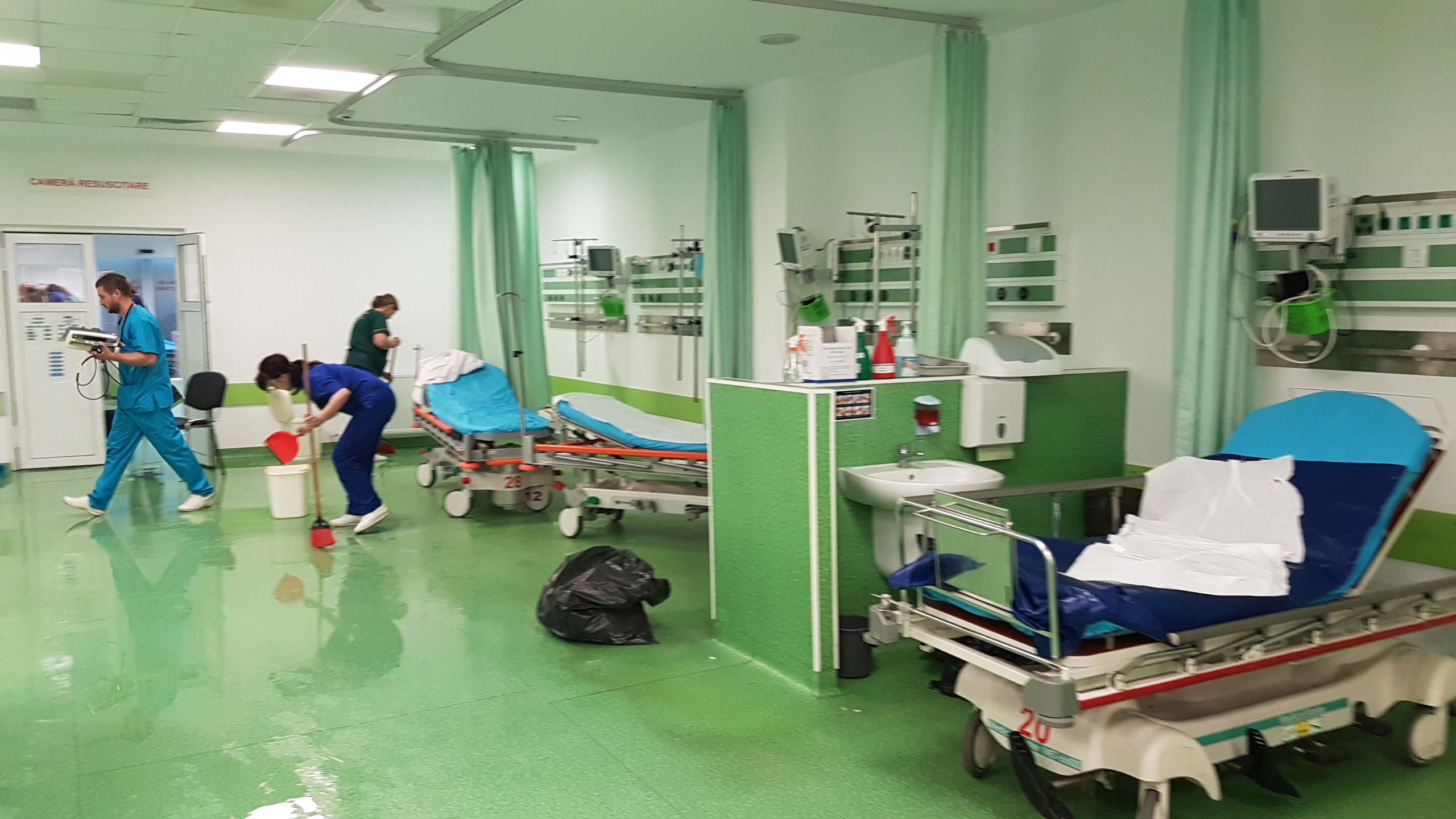 Pacienţi evacuaţi de urgenţă cu tot cu paturi şi echipamente, deoarece spitalul a fost inundat / GALERIE FOTO & VIDEO