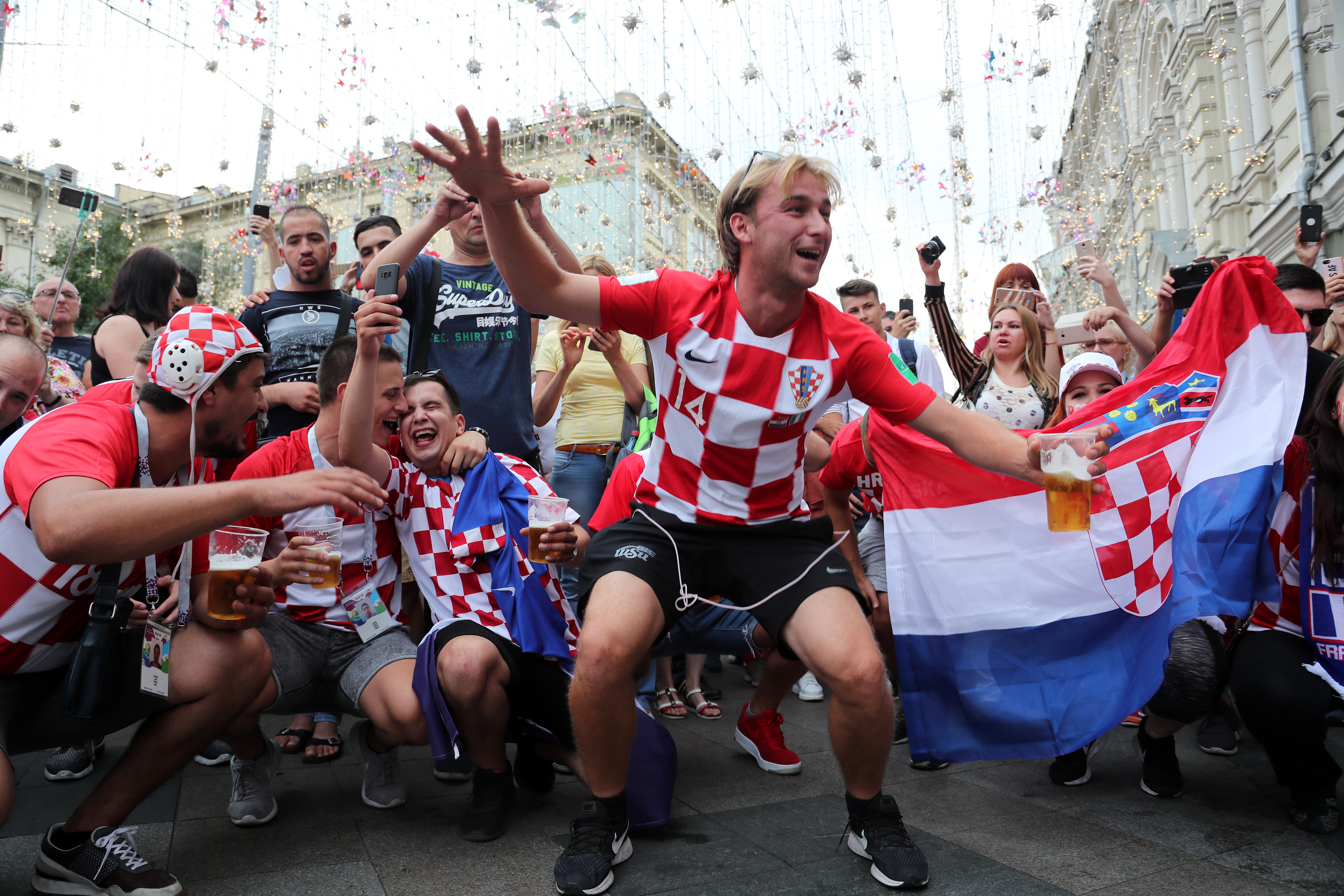 Fanii Franței și ai Croației așteaptă cu sufletul la gură finala Cupei Mondiale | GALERIE FOTO