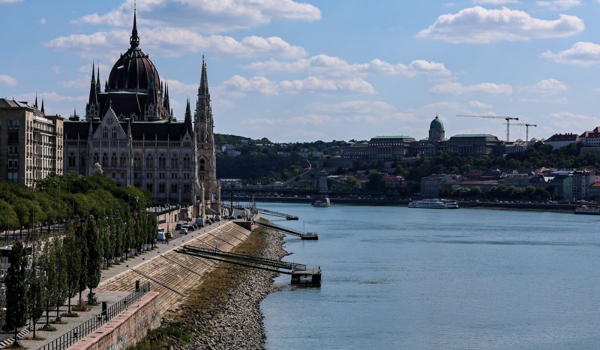 Dunărea s-a retras atât de mult, încât oamenii din Budapesta pot merge pe jos prin albia fluviului