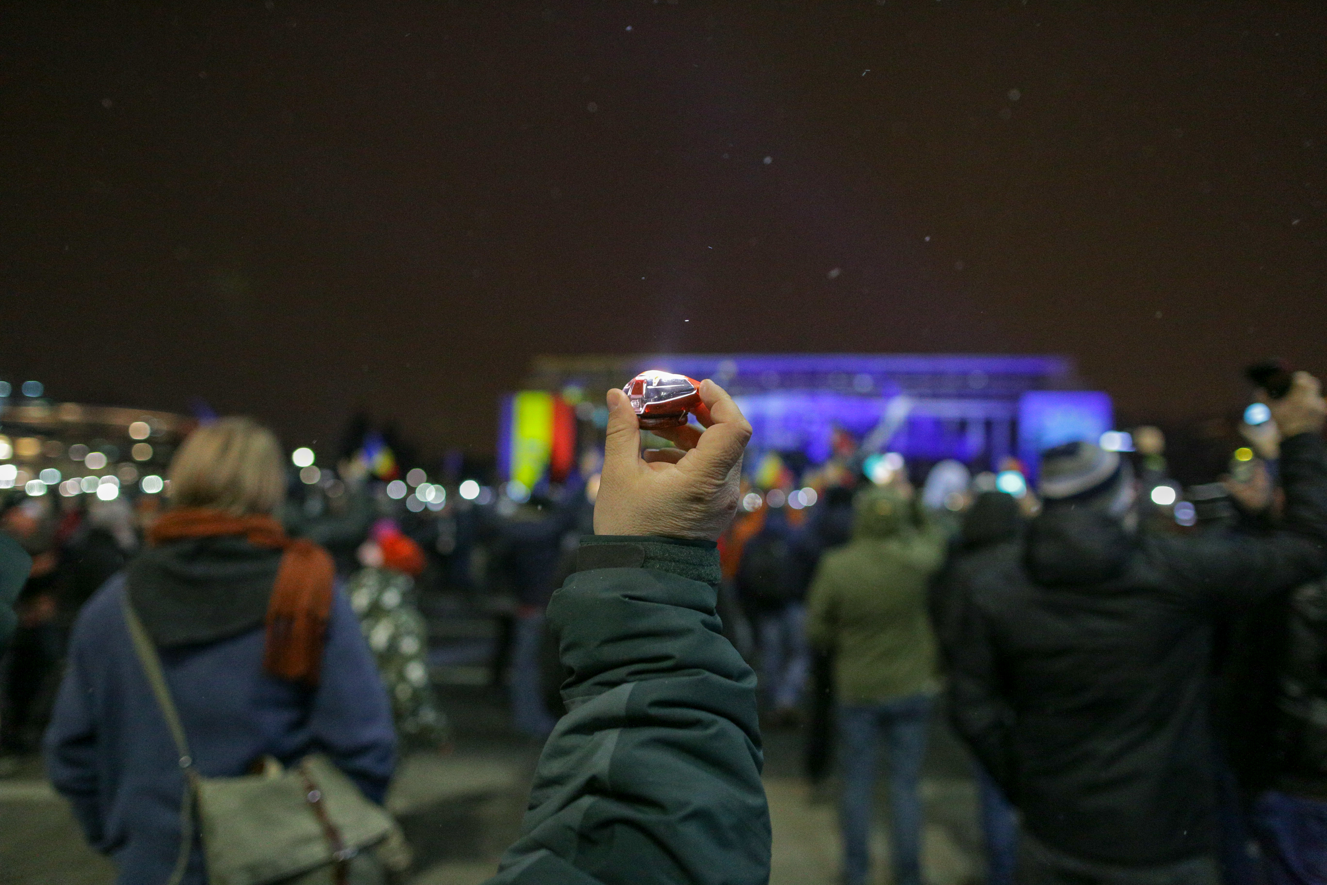 VIDEO/ Proteste în București, în fața Guvernului, și în principalele orașe din țară. Cioloș și Barna, prezenți în Piața Victoriei