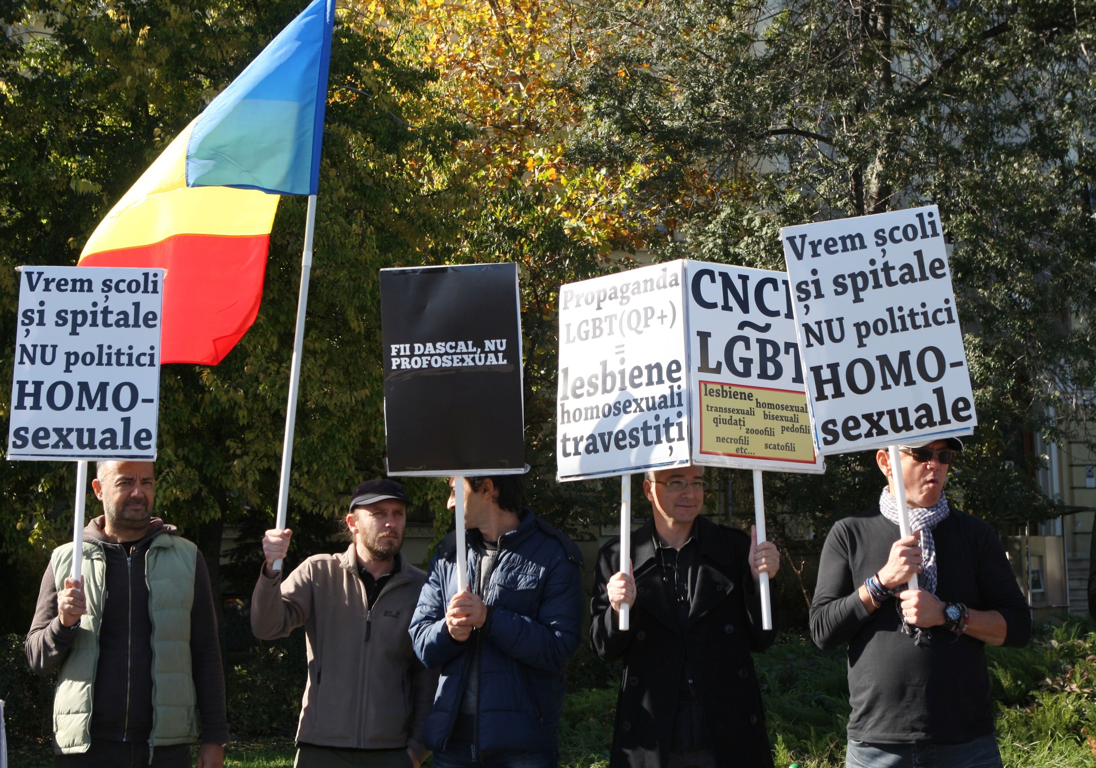 GALERIE FOTO / Protest al părinților în Piața Victoriei, joi, împotriva propagandei homosexuale în școli
