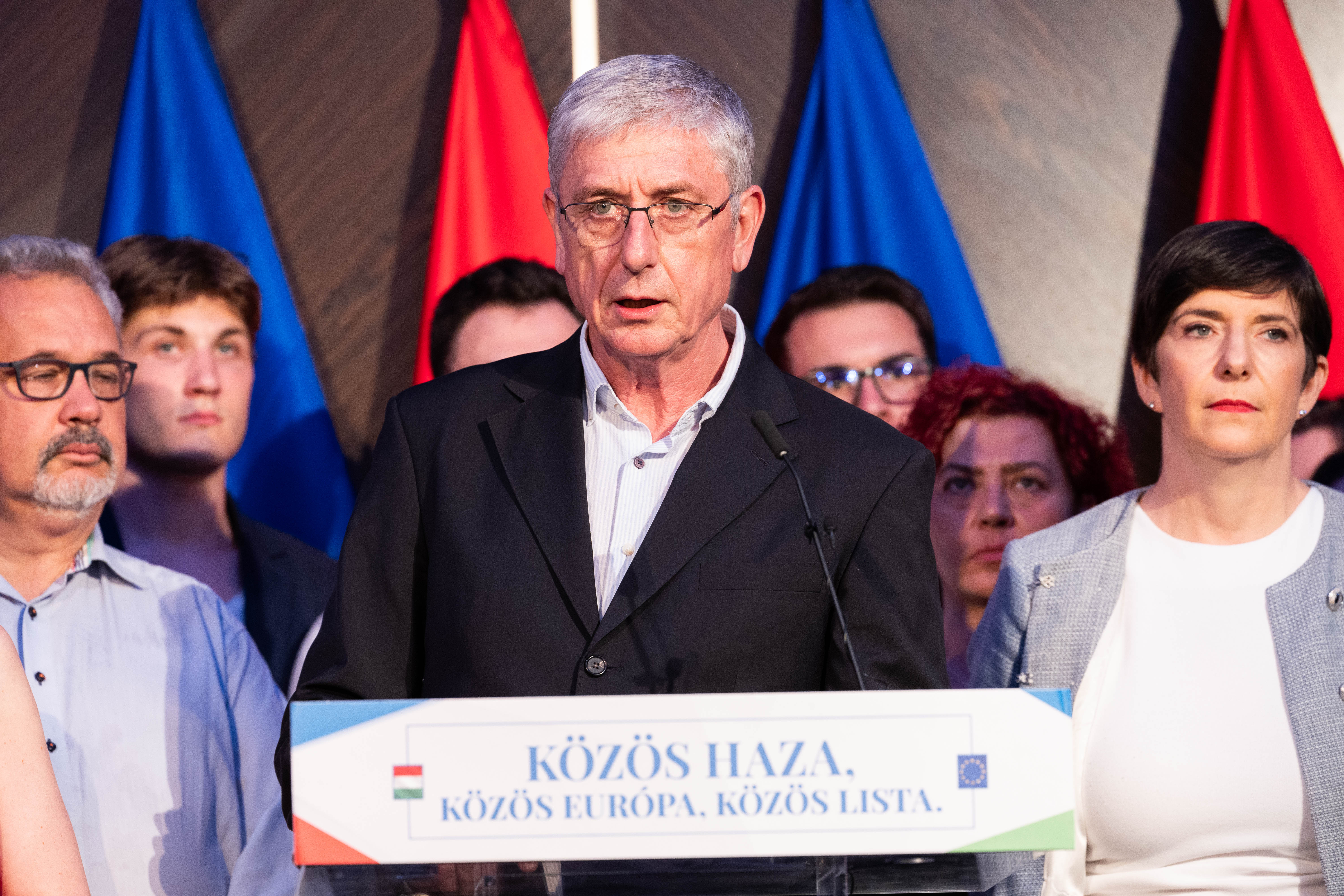 Fáklyás vonulással tiltakozott a DK a Fidesz választási törvényt módosító javaslata ellen