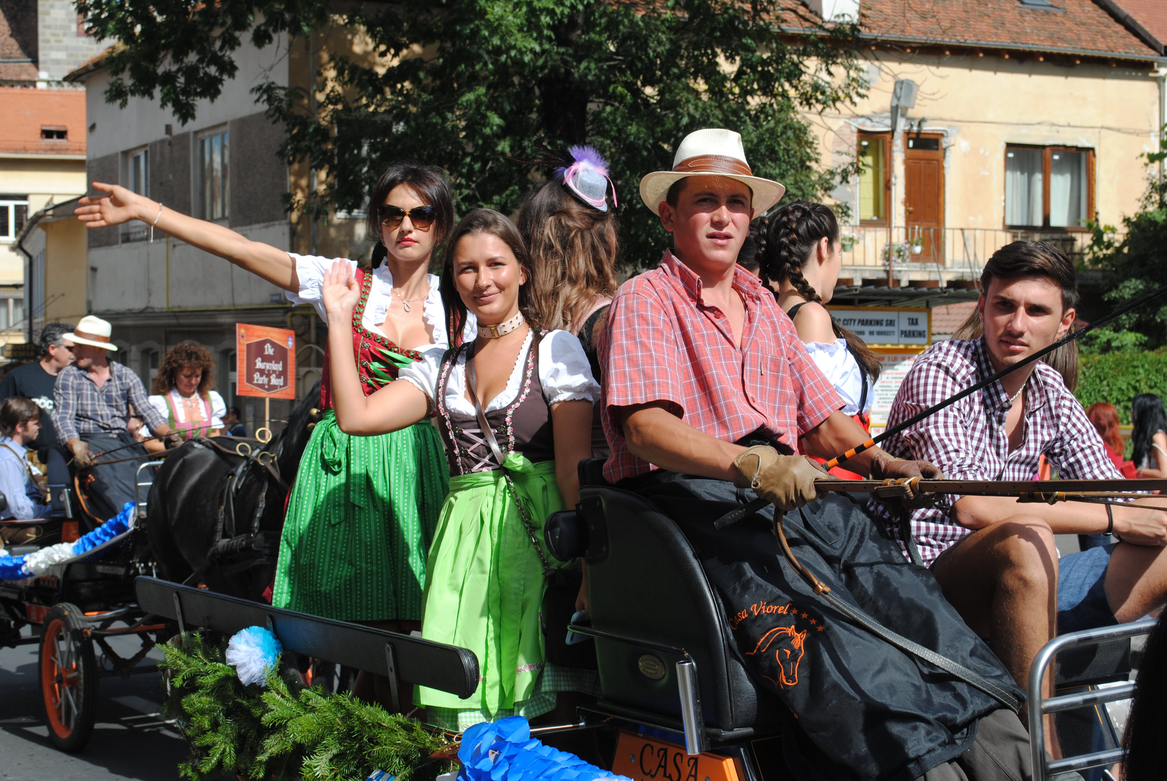 Oktoberfest Brașov, bere cu doar 4,5 lei și concurs de Miss