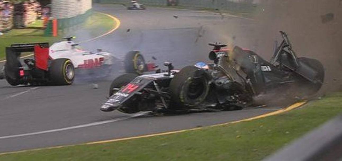 Incident în Formula 1, la prima cursă a sezonului! ^La Melbourne, bolidul lui Fernando Alonso s-a făcut acordeon, la 200 km/h! / GALERIE FOTO