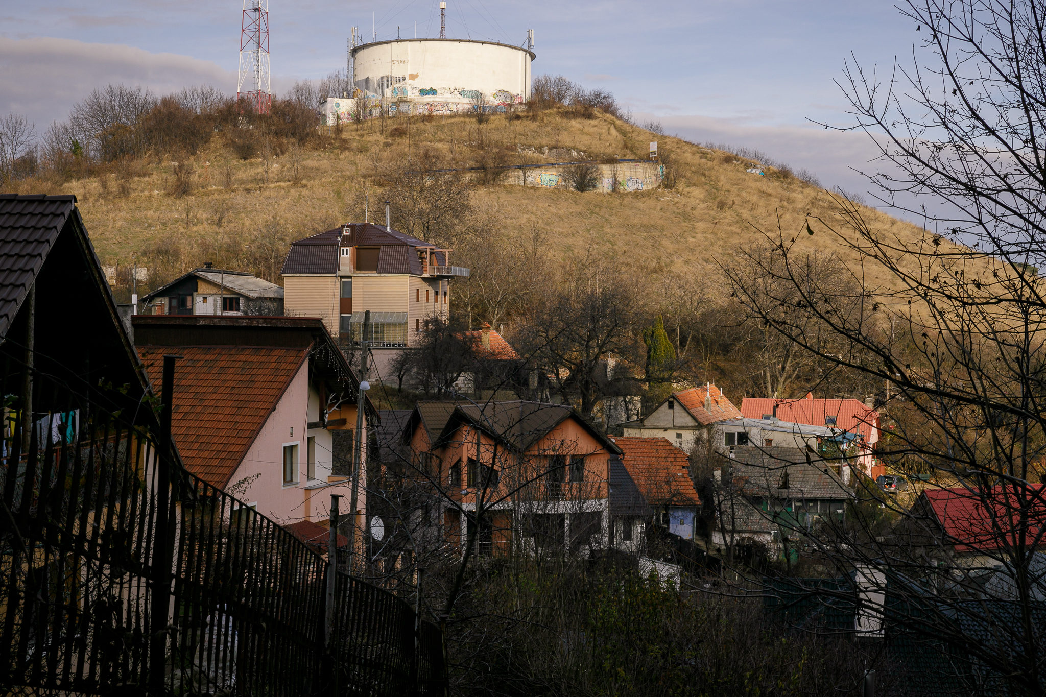 Povestea bărbatului care locuiește de 5 ani într-un cort, pe Dealul Melcilor din Brașov: “Crăciun, Revelion, Paști sunt șterse de la mine de pe hârtie”