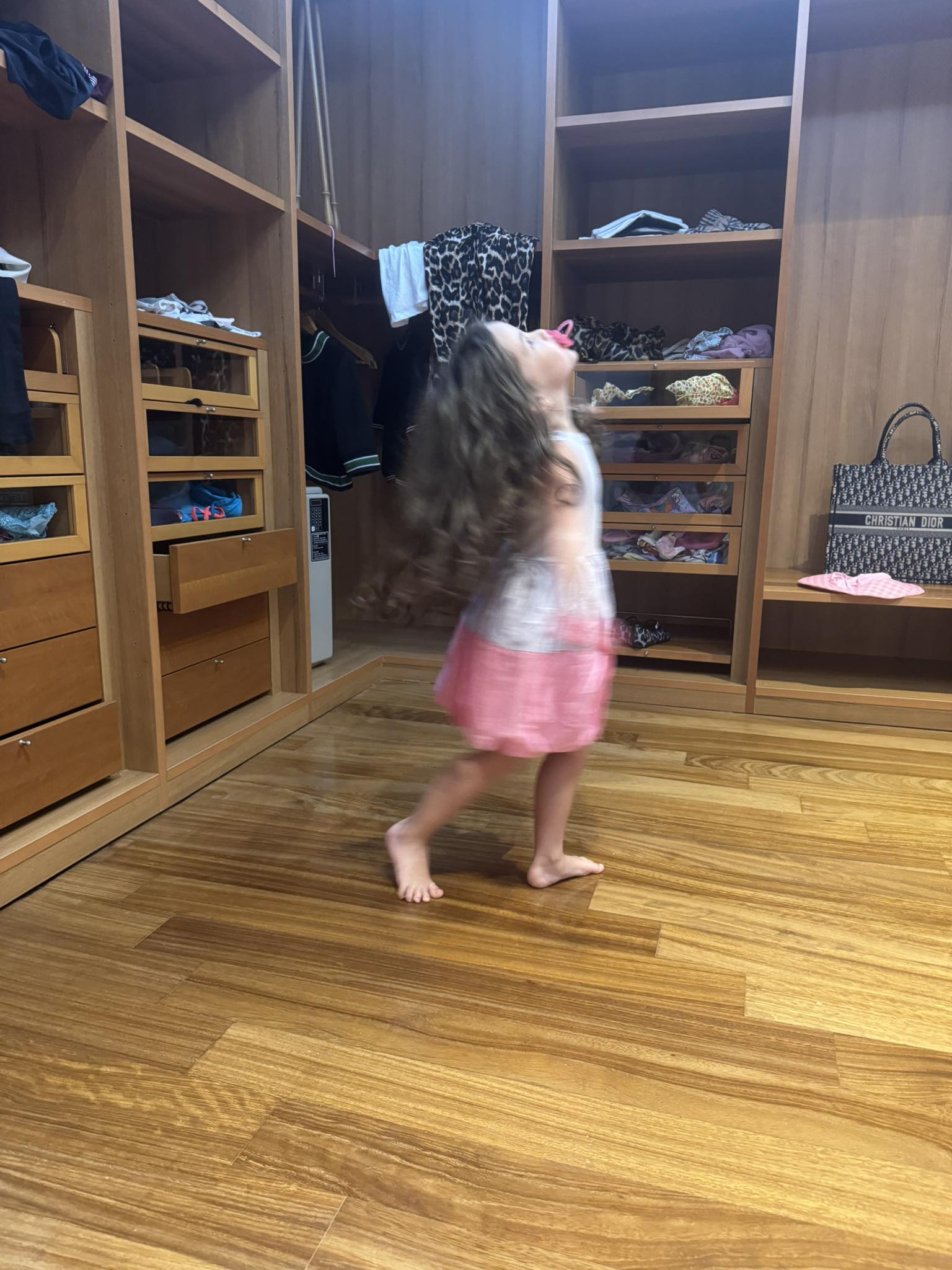 Imagini din casa în care locuiește Mara Bănică. Parchetul a costat 10.000 de euro: „E un apartament într-o casă boierească”