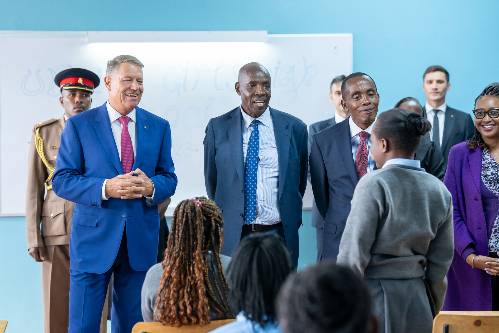 A treia zi a vizitei lui Klaus Iohannis în Kenya. Președintele a mers la o școală de fete, alături de Carmen Iohannis