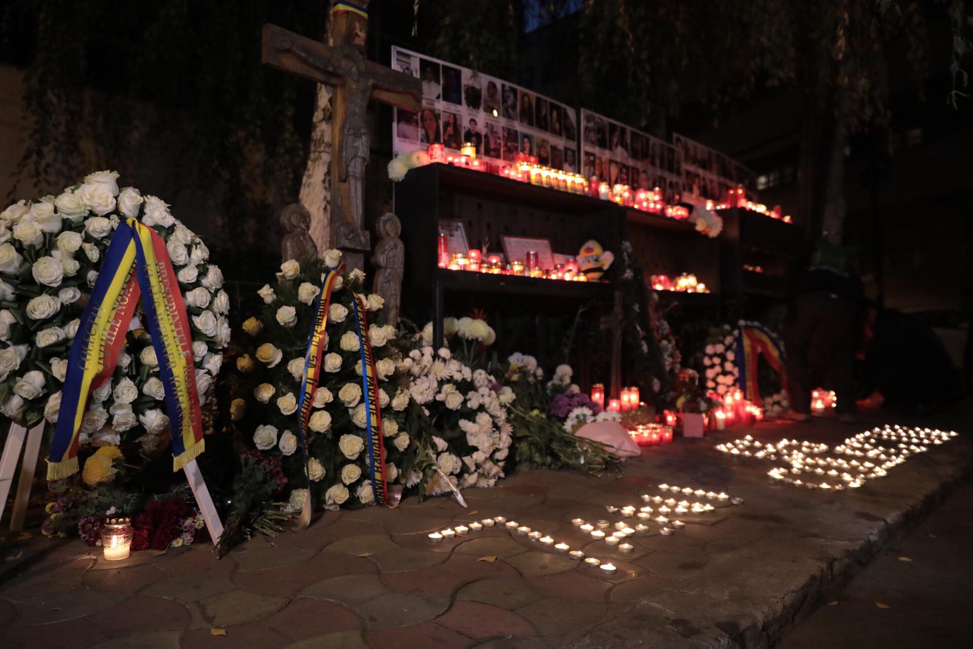 Marș în memoria victimelor de la Colectiv. Fotografiile tinerilor care au murit au fost așezate în fața Parchetului