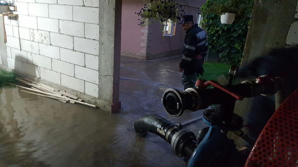 Inundații în Prahova, după ploile torențiale de marți noaptea. Zeci de gospodării au fost inundate în Bărcănești / FOTO