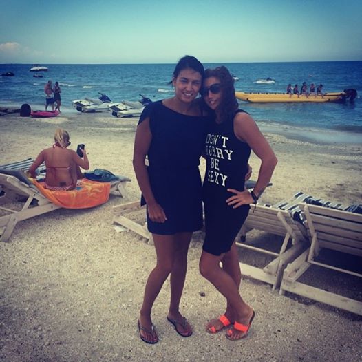 FOTO / Cristina Neagu şi Patricia Vizitiu petrec pe litoral alături de unul dintre cei mai sexy sportivi